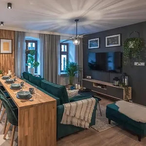 Spacious ~ 150m Main Square ~ Self Check-in 24h Apartment